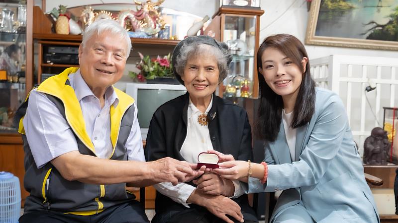 市長高虹安今日登門拜訪竹市鑽石婚代表，85歲彭國全先生與82歲彭郭美賢伉儷，致贈黃金對戒與精美禮盒