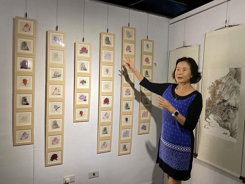 張秀美老師導覽本展展出之新竹監獄收容人彩墨及蓪草繪畫作品。