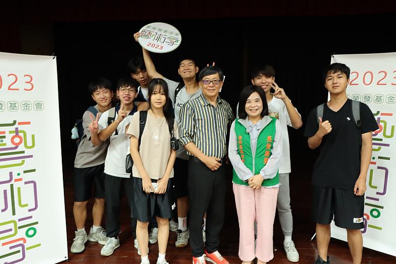 張榮發基金會執行長鍾德美（前排右二）、前史博館館長張譽騰（前排右三）與參加藝術季講座中正高中學生合影。