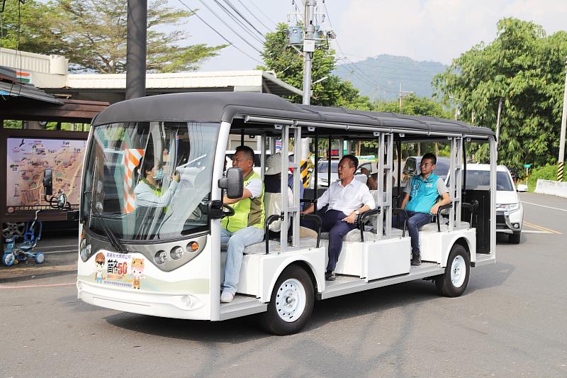 大埔鄉公所爭取南水局補助3輛遊園車，翁縣長試乘前往會場，圖為搭乘畫面。