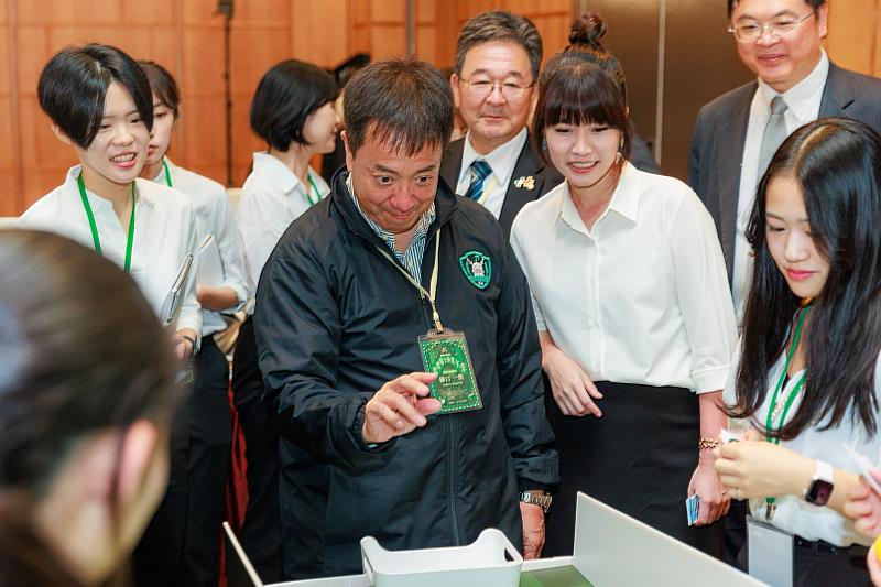 文藻翻譯系校友李蕙瑄（左一）為農大二高吹奏樂部指導老師樋口一郎老師及高雄市政府行政暨國際處張硯卿處長翻譯，體驗交流活動。