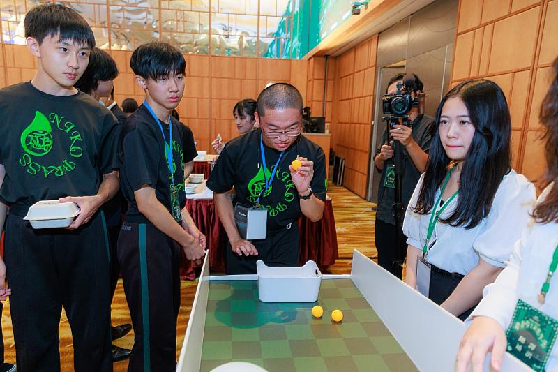 文藻外大翻譯系濱村涼同學（右一）為農大二高吹奏樂部學生師翻譯，體驗交流活動。