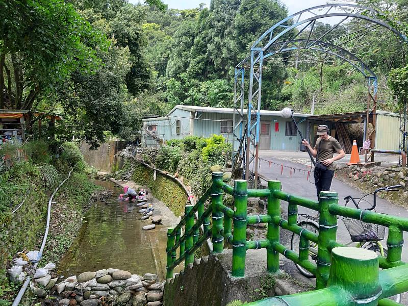 藝術家Yannick Dauby於三峽鳶山腳下的土地公坑溪（又稱墘溝仔）旁收錄聲音