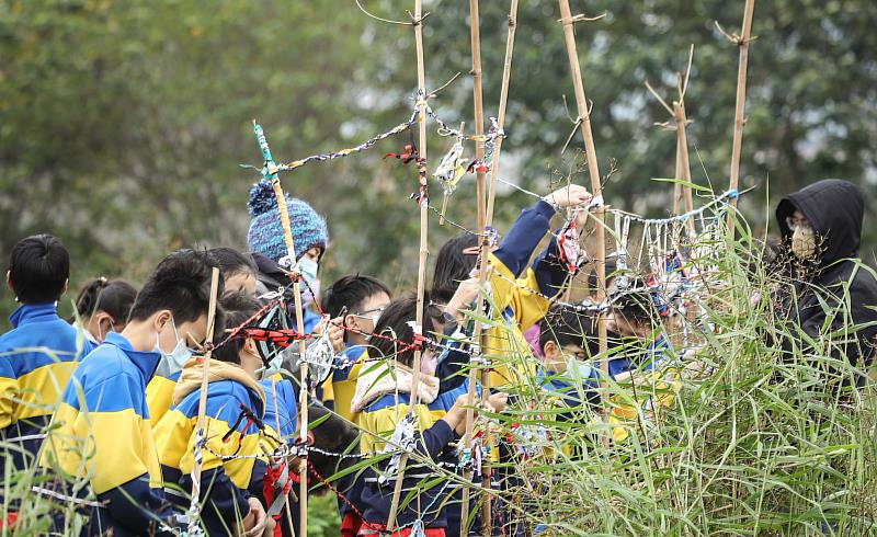 藝術家康雅筑將帶領學員一同透過編織，串起自然