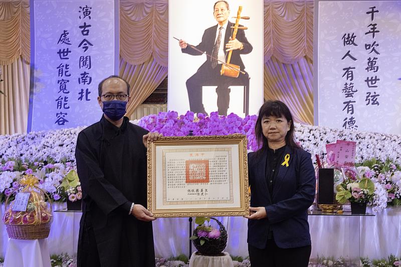 文化部政務次長李靜慧（右）代表頒贈總統褒揚令，由林竹岸之子林金泉代表受贈。