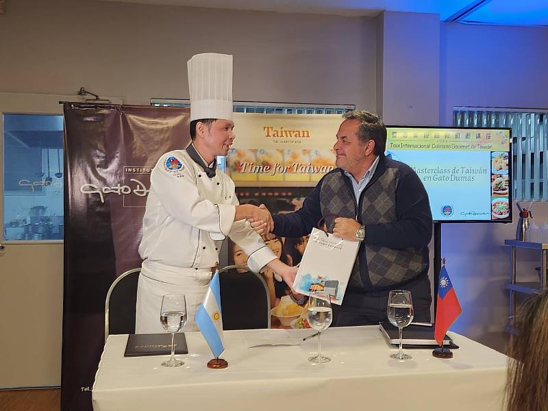 崑大餐飲系副教授洪廷瑋(左)、杜馬斯廚藝學院總裁Ramiro Valdivieso(右)代表雙方簽約並互贈禮物