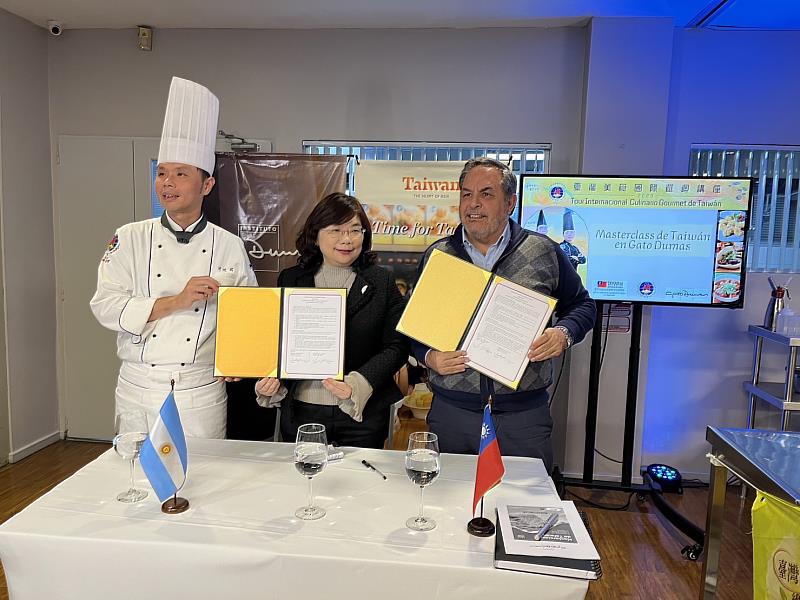 崑大餐飲系副教授洪廷瑋(左)、杜馬斯廚藝學院總裁Ramiro Valdivieso(右)代表雙方共同簽署合作備忘錄，駐阿根廷代表處謝妙宏大使(中)見證