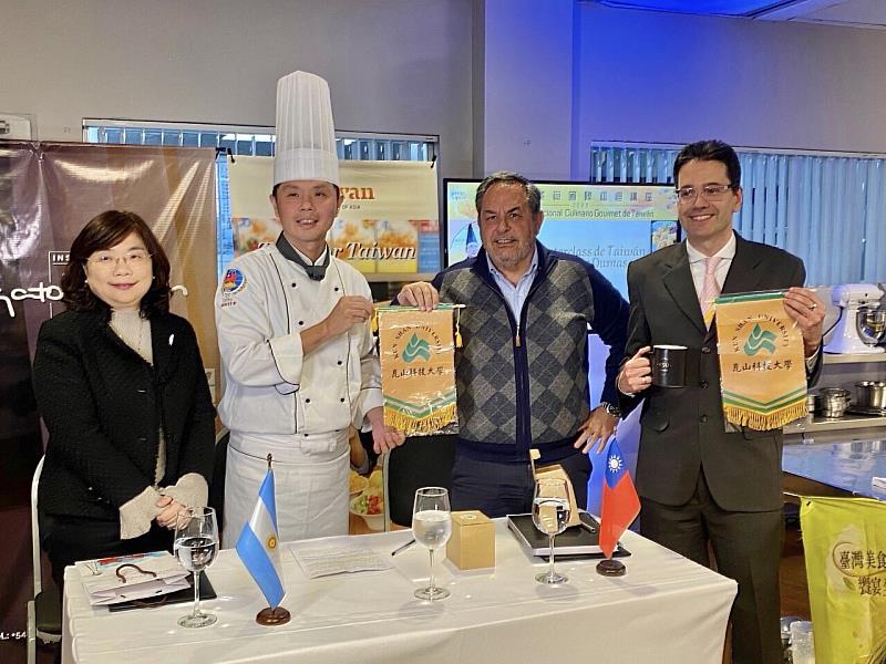 崑大洪廷瑋副教授(左2)代表致贈錦旗予杜馬斯廚藝學院總裁Ramiro Valdivieso(右2)，左為駐阿根廷代表處謝妙宏大使