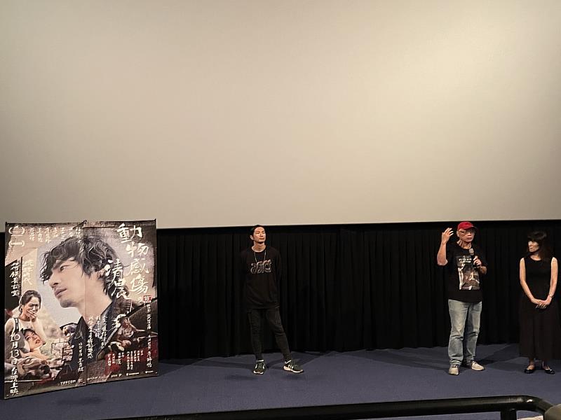 電影結束後，王育麟導演(中)及男主角福地祐介(左)大方回應同學關於電影的疑問