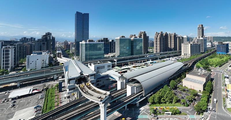 副都心新案「是東騰」坐擁機捷交會環狀線的「新北產業園區站（A3、Y20）」優勢。