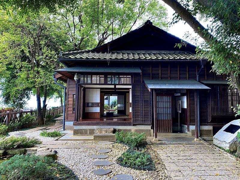 新北市定古蹟「淡水街長多田榮吉故居」每月都破萬人次參觀,目前除了必看最新的常設展外,建築和山河景都不容錯過。
