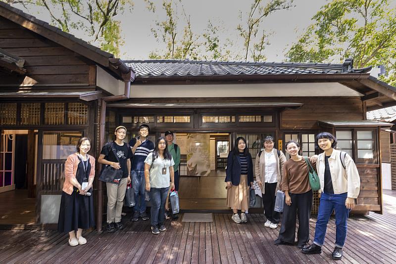 與會貴賓至展覽廳參觀「成為人以外的──臺灣動物文學特展」，展期自2023年10月27日至2024年4月28日止。