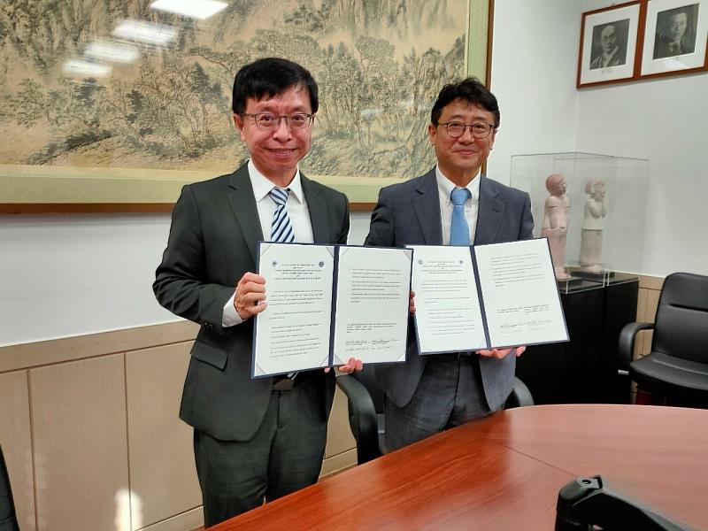 至延世大學人文藝術學院進行交流座談，並與Min-shik Kim院長簽署MOU協議，俾利啟動後續東華大學與該校的實質合作關係。