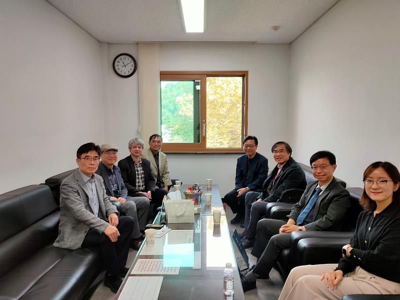 至首爾大學進行拜會交流，與金震共前院長、朴正九教授進行座談。