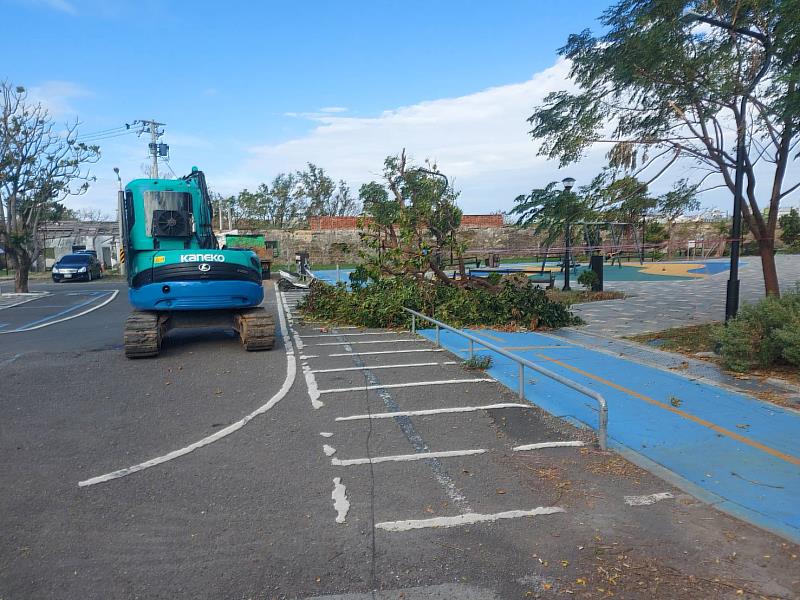 因小犬颱風影響，恆春共融遊戲場受到災損，仍在修復中。