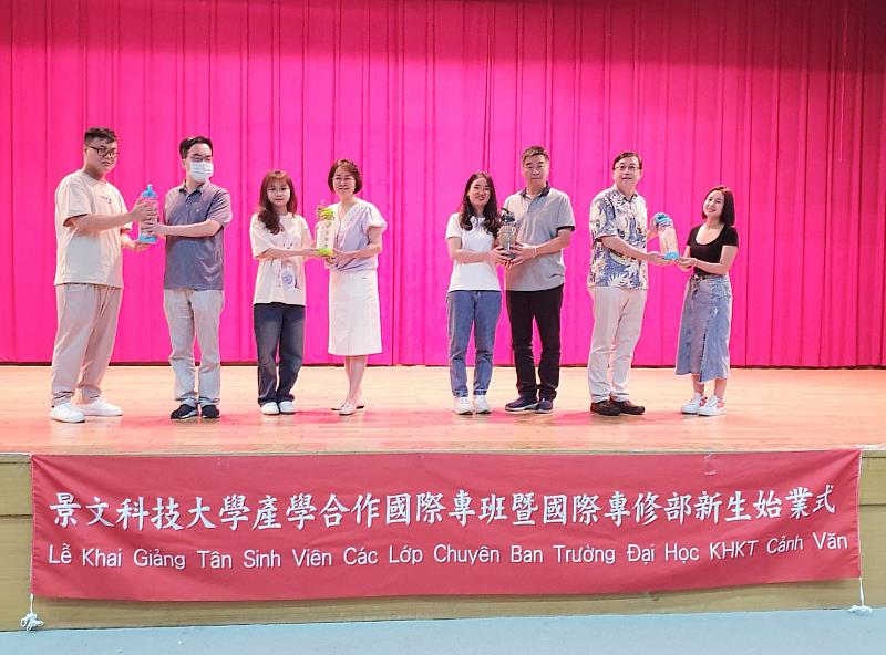 景文科大舉辦第八屆國際產學合作專班暨第一屆國際專修部兩百多位越南新生舉辦開學典禮。