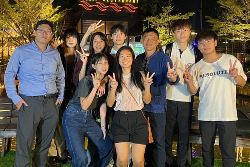 圖四：學生赴泰國-台灣科技學院（BDI）實習，結交許多異國朋友。（世新大學提供）