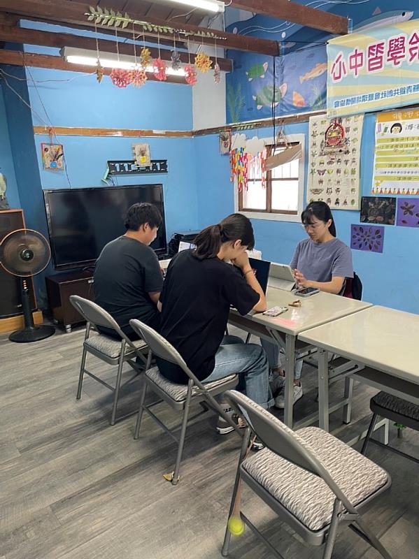 圖為沈妮蓁同學與夥伴們討論報告