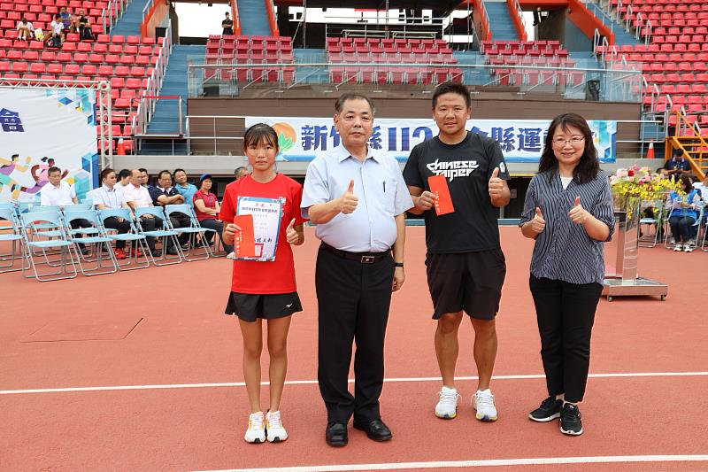 湖口高中教練朱盛豐（右2）、選手刁筱唯（左1）