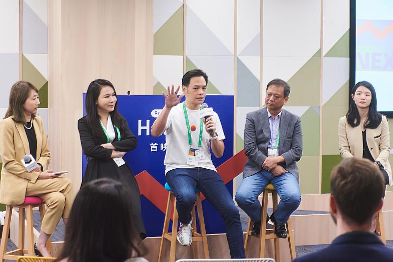 台灣大與Google推動「Google 孵創計畫」，總經理林之晨(左三)出席《Project Hatcher》首映座談會，與新創團隊交流。