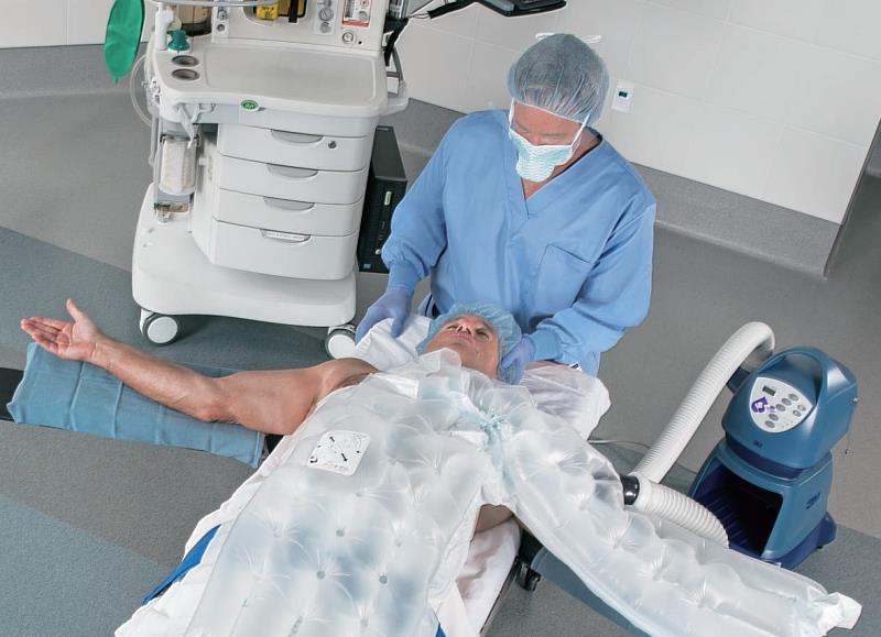 麻醉科在手術期間會採用各種方法避免體溫過低，例如使用保暖毯、呼吸迴路中的加熱加濕器，以及加熱靜脈輸液等；圖片為熱空氣式溫毯。（圖／3M台灣子公司）