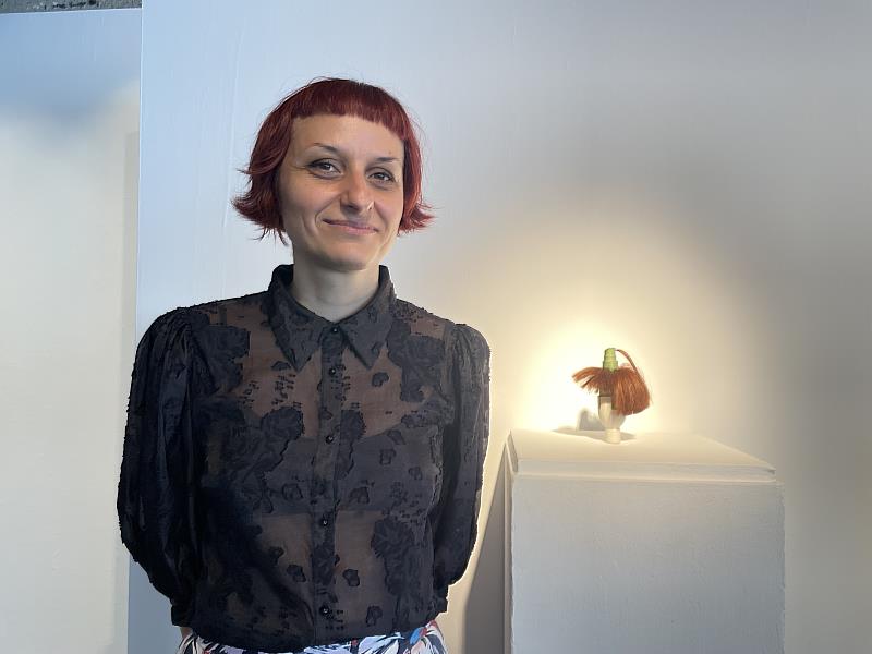 以噴瓶為造型的《自畫像》，一頭俏麗紅棕色髮絲，是藝術家Mariya Alipieva費時兩年收集自己頭髮，完美詮釋陶瓷與異質媒材的結合的作品。