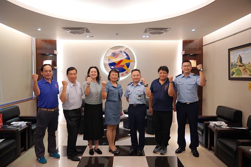 育達科大吳菊校長率學校團隊與聯隊長吳將軍及官兵合影