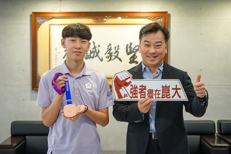 崑大電遊學程蔡宬鍑(左)參加杭州亞運《絕地求生M》勇奪銅牌，與李天祥校長(右)合影