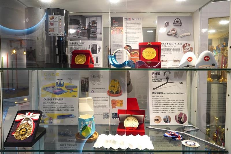 圖／校史館內展出30件國際發明競賽獲獎作品，內容相當豐富。