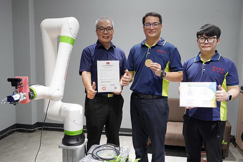 大葉大學電機系黃登淵老師(左)與宏新科董事長黃錦泰(中)合作水果採摘機器人研發