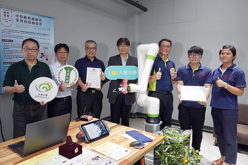 大葉大學賴峯民研發長(中)與吳建一主任(左一)恭喜黃登淵老師(左三)在台灣創新技術博覽會獲得金牌