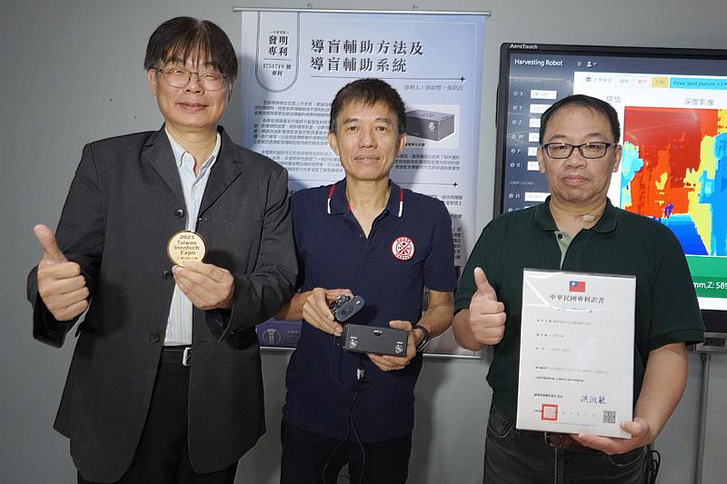 大葉大學賴峯民研發長(左)與吳建一主任(右)恭喜邱紹豐老師(中)在台灣創新技術博覽會獲得金牌