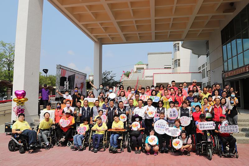 翁章梁體驗輪椅馬拉松 宣傳2023嘉義縣國際身障者日