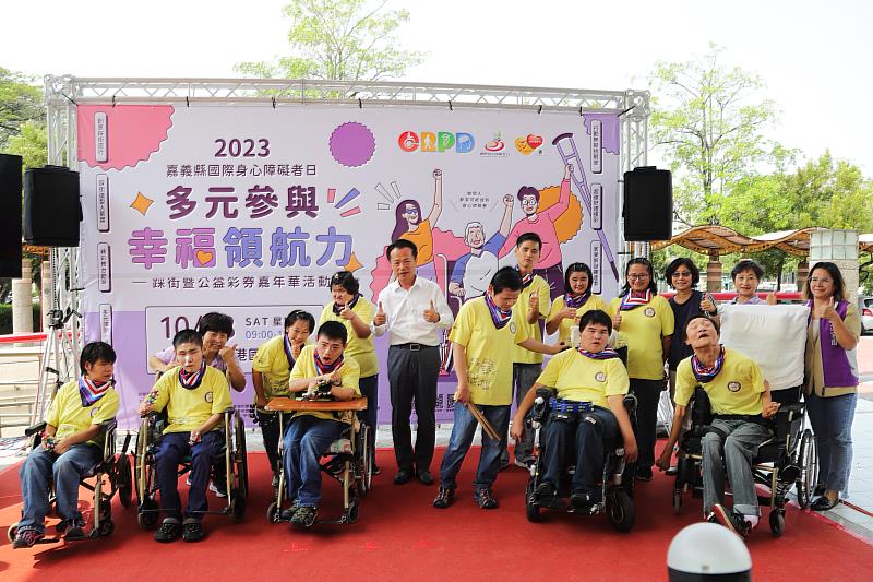 翁章梁體驗輪椅馬拉松 宣傳2023嘉義縣國際身障者日
