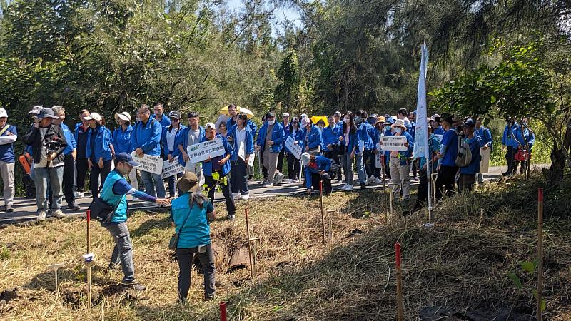 宜蘭分署為參加夥伴介紹壯圍加留沙埔海岸保安林生態環境及植樹計畫