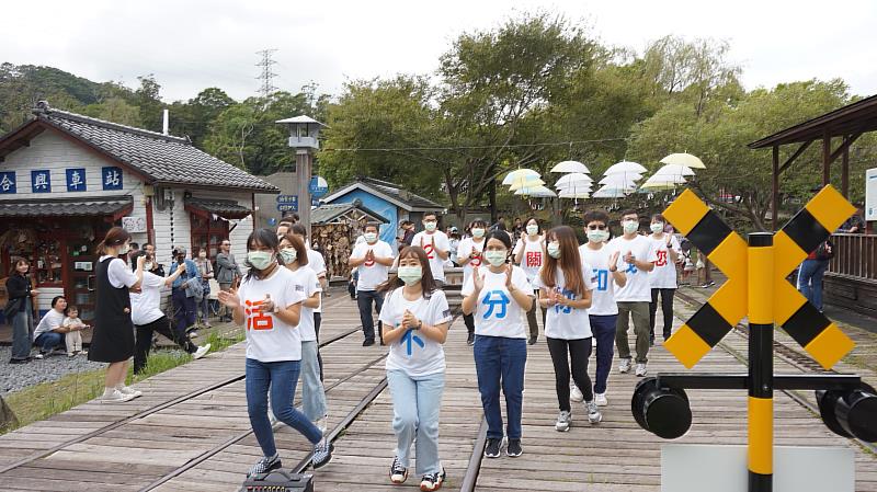 新竹縣社區心理衛生中心日前在縣內熱門景點快閃宣導，期望提高縣民對於心理健康的重視。