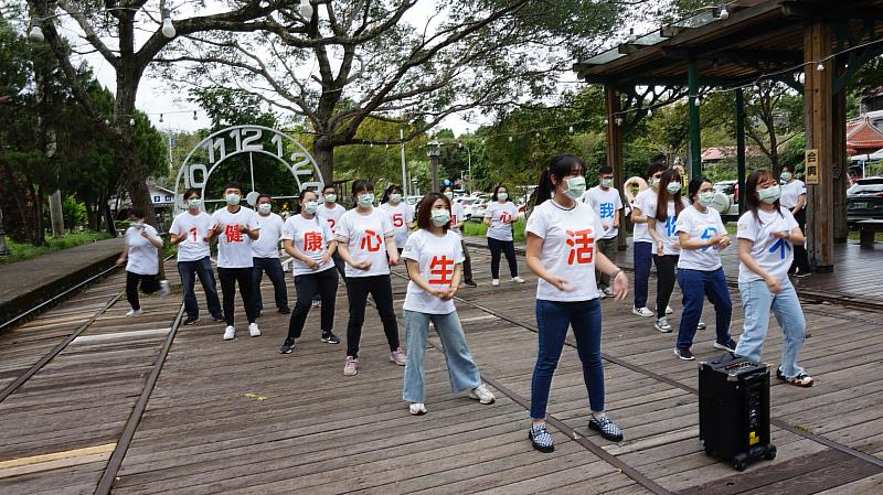 新竹縣社區心理衛生中心日前在縣內熱門景點快閃宣導，期望提高縣民對於心理健康的重視。