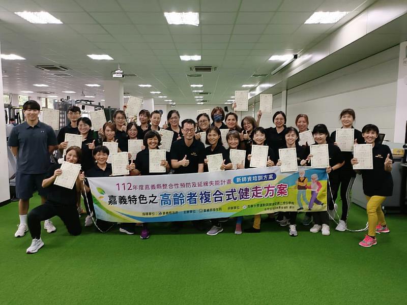 南華大學運動學程培訓高齡複合式健走指導員，健走指導員回訓大合照。