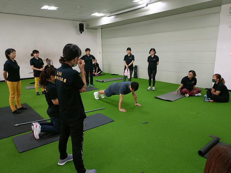 南華大學運動學程培訓高齡複合式健走指導員，由杜繼超老師教導「高齡上下肢肌力訓練」課程。