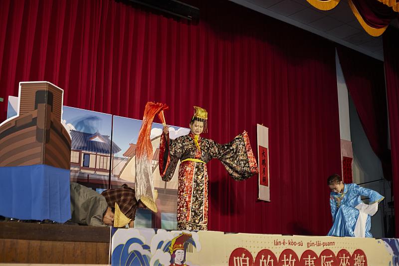 蘋果劇團以《烏魚拜媽祖》講述媽祖娘娘救苦救難的傳奇故事，以全台語發音演繹，傳遞給孩子台灣在地文化之美。