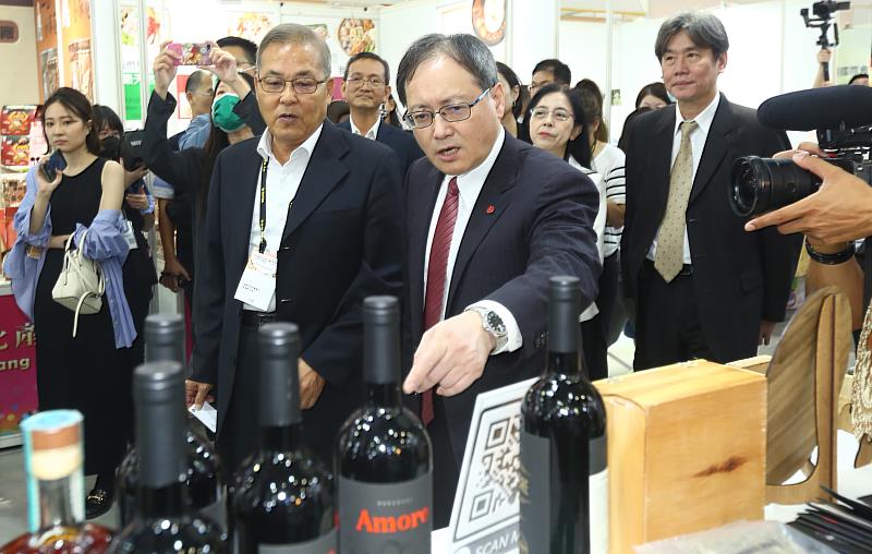 外貿協會王熙蒙秘書長(中右)前來參觀巴拉圭展示之酒品。(貿協提供)