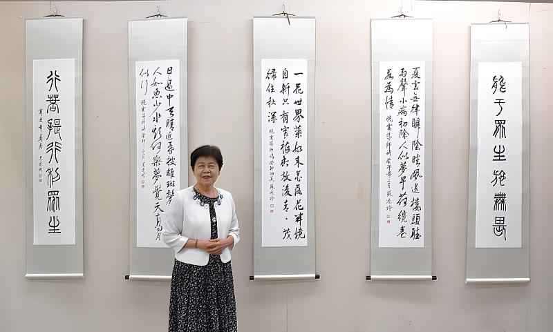 醫療奉獻獎得主蘇逸玲於華梵大學文物館舉辦「覺行書法展」。