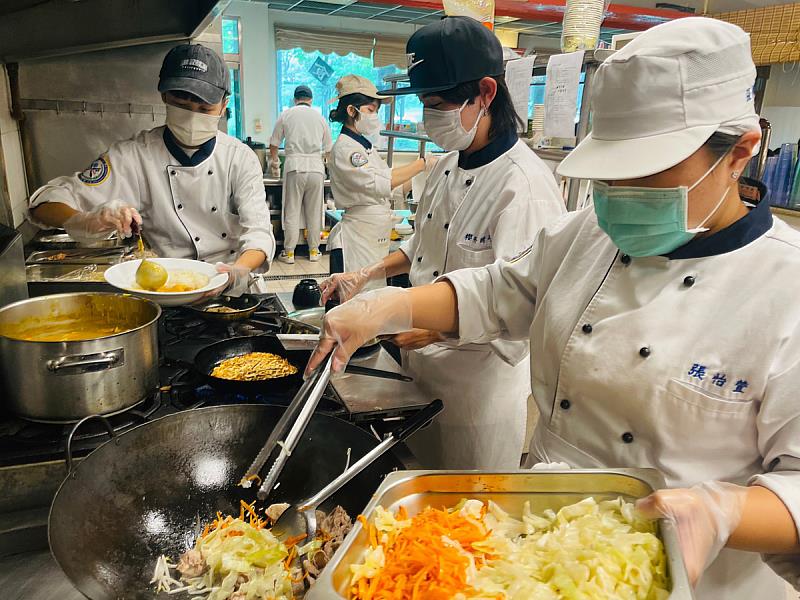 義守大學餐旅系實習餐廳「丼町和食」，由學子大展手藝，日式大阪燒，呈現日本在地風味(照片來源：義守大學提供)。