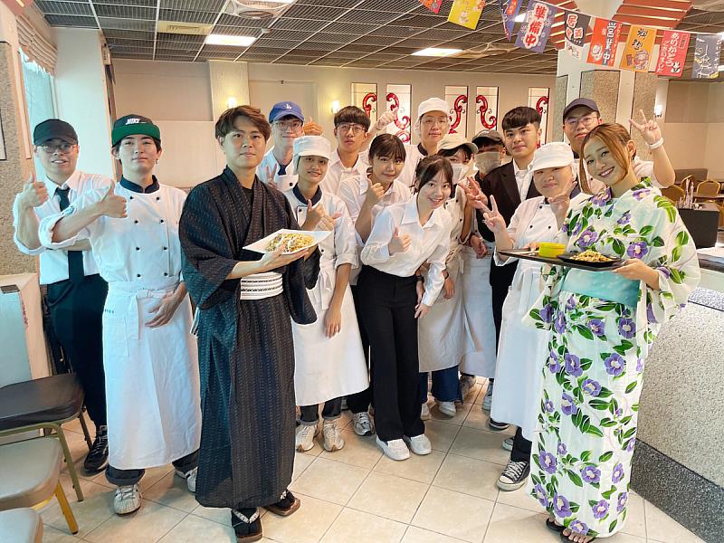餐旅系學生利用「營運實務」課程，開餐廳當老闆，推出日式料理，大受好評(照片來源：義守大學提供)。