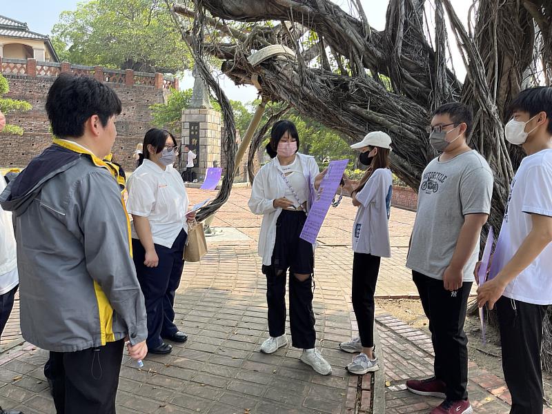 旅遊系學生解說熱蘭遮城(今安平古堡)創建由來