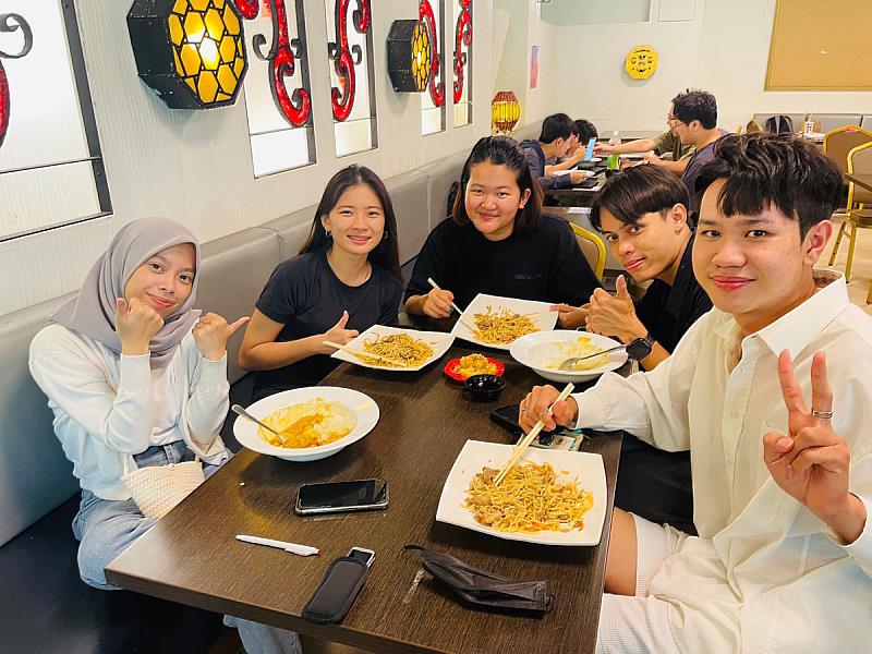 義守大學「丼町和食」，深受校內師生歡迎，印尼籍學生與同學相約用餐，覺得在校園中享用異國美食很幸福(照片來源：義守大學提供)。
