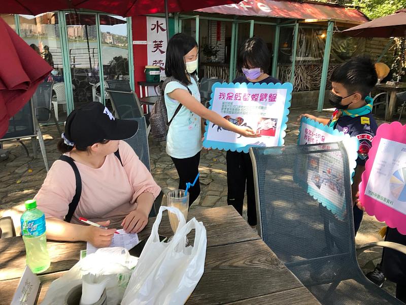 米倉國小學生們也於左岸自行車道旁與民眾講解陸蟹生態,希望透過生態行動團隊的力量,讓往來的民眾能更留意腳步