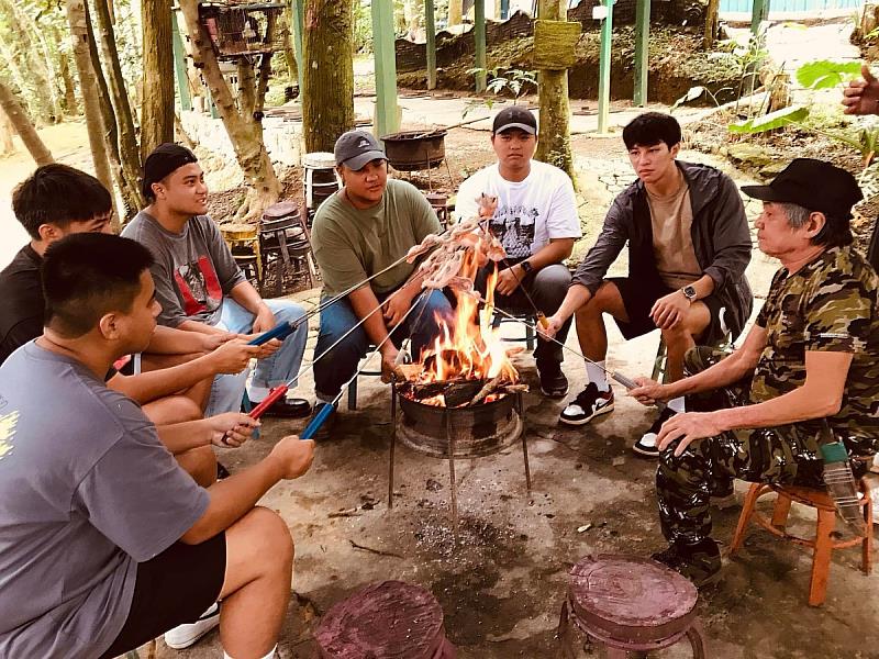 同學在烏來給樹營地體驗原住民烤肉的美味。