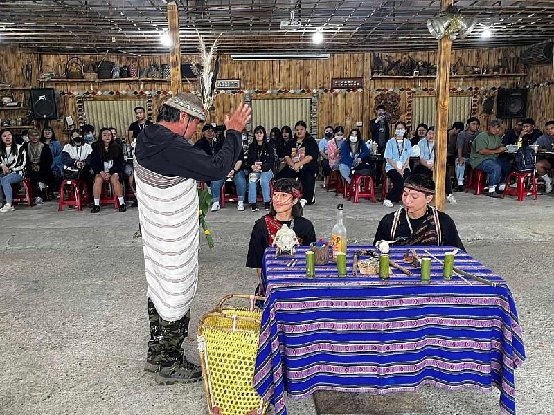 泰雅族講師介紹泰雅文化的結婚儀式。