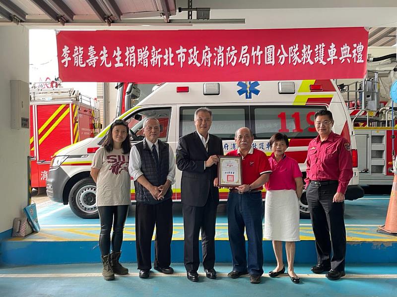 本次捐贈高頂救護車內部配備之救護器材含履帶式搬運椅、創傷救援訓練假人及CPR大人電極貼片